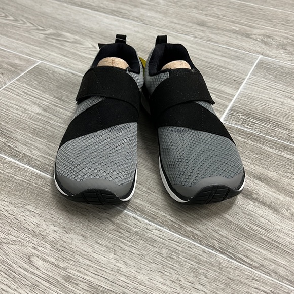 NWOT Topo Athletic Women's W-Cor Shoe, Grey/Black - Picture 3 of 8